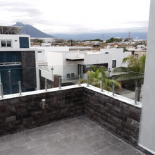 Cargar imagen en el visor de la galería, Barandal Flotado ó de Minipostes con cristal de 10mm por M2