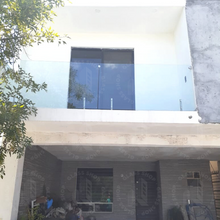 Cargar imagen en el visor de la galería, Barandal Flotado ó de Minipostes con cristal de 10mm por M2