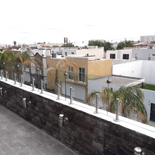 Cargar imagen en el visor de la galería, Barandal Flotado ó de Minipostes con cristal de 10mm por M2